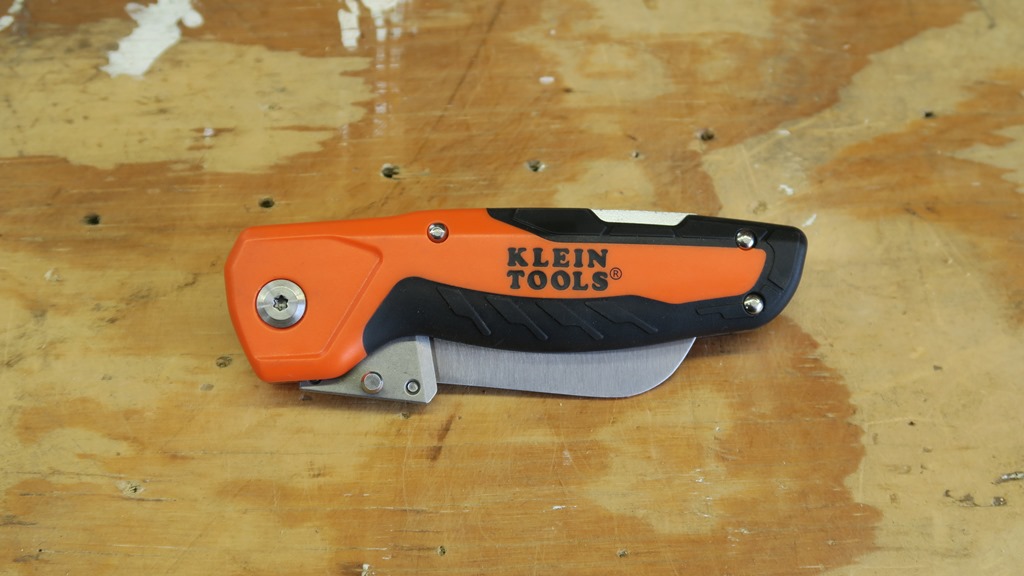http://toolsinaction.com/wp-content/uploads/2017/08/Klein-Cable-Skinning-Utility-Knife-Review-1.jpg