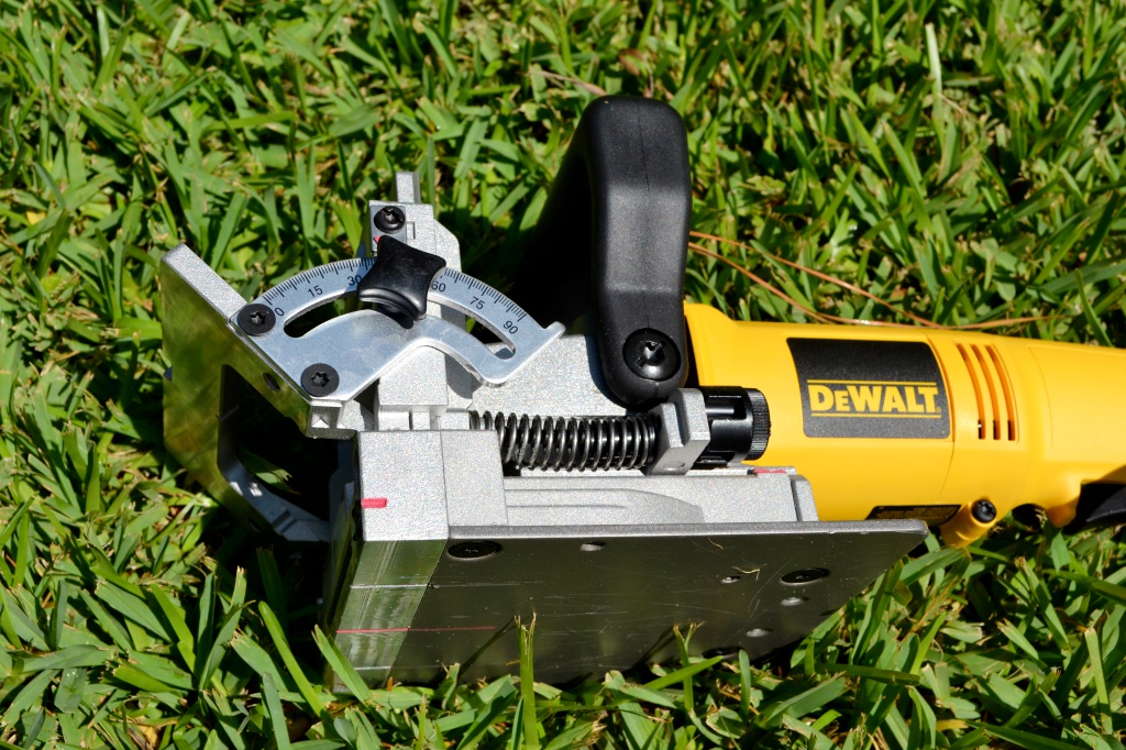 DEWALT PLATE JOINER - TOOL REVIEW TUESDAY- BISCUIT JOINTER 