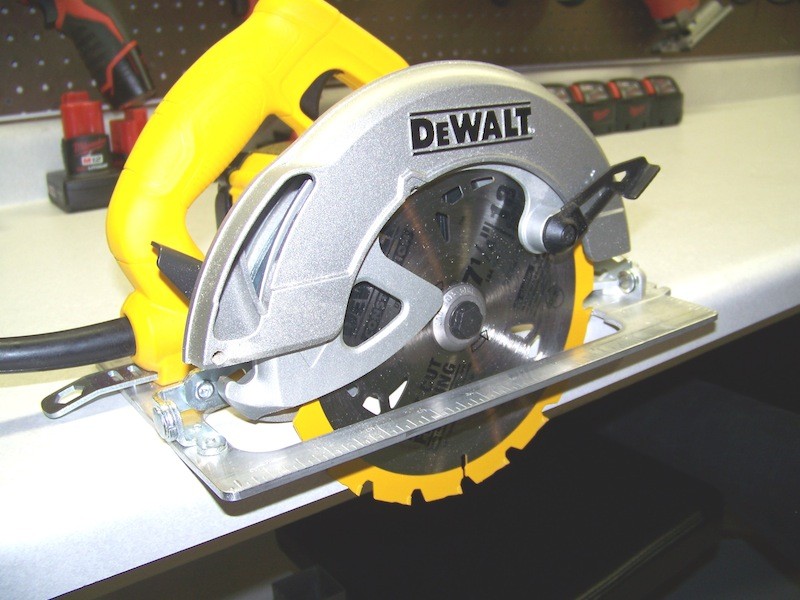 DeWALT DWE575 7 1/4" Lightweight Circular - Tools In Action - Power Tool Reviews