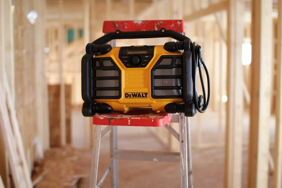 DEWALT DCR015 20V MAX Work Site Charger Radio – Job Site Tough Review