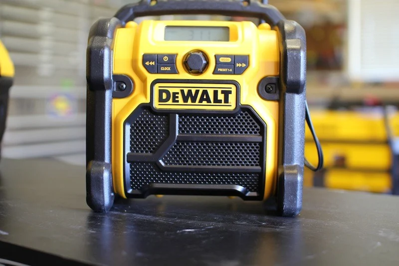 DEWALT Corded / Cordless Compact Worksite Radio DCR018 – Overview