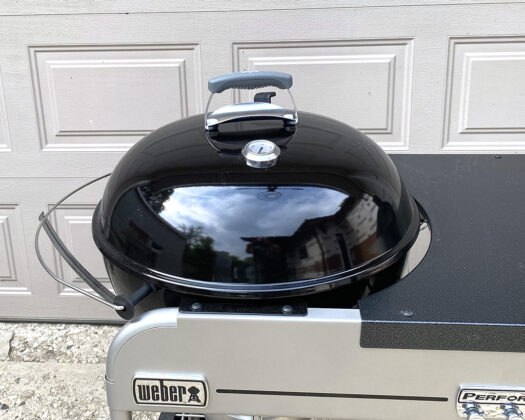 Shot of the 22. in grill with lid on, on the Weber Performer Deluxe