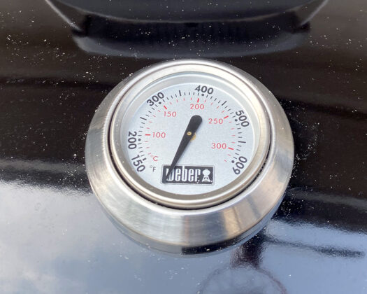 Temperature gauge on the top lid of the Weber 22 in. Performer Deluxe