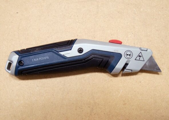 backside of Bosch H11-13000 retractable utility knife