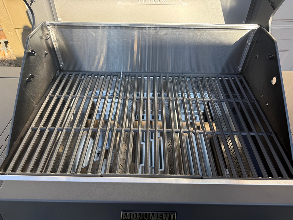 Monument Grill Eminence 425