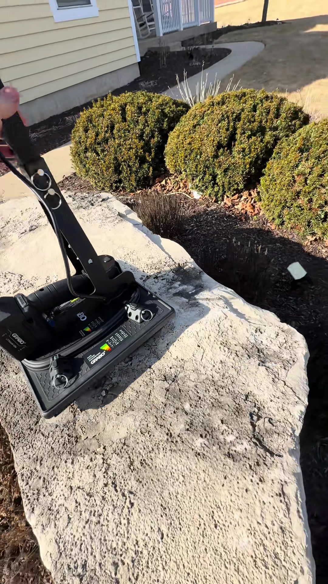 GRABO HighFlow suction plate sealed on the rough surface of a boulder