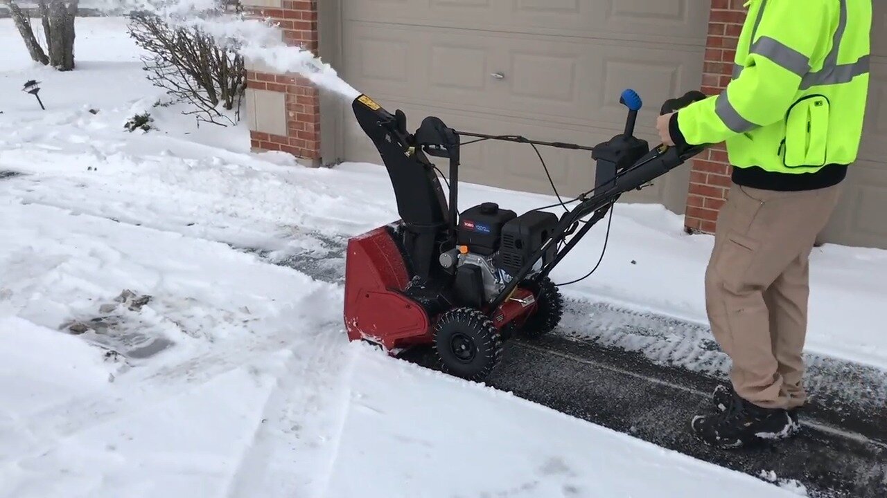 Toro 724 QXE throwing snow off a driveway