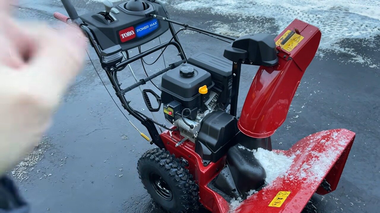 Engine controls on the TORO Power Max 826 OHAE