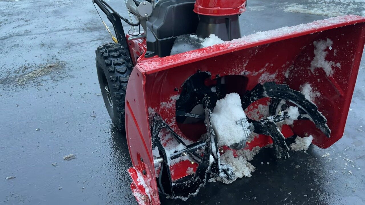 Augers and impeller inside the housing of the TORO Power Max 826 OHAE