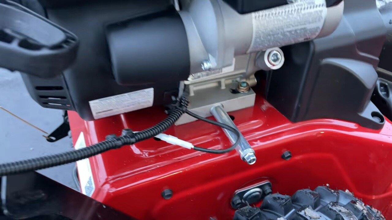 Handlebar of the TORO Power Max 826 OHAE